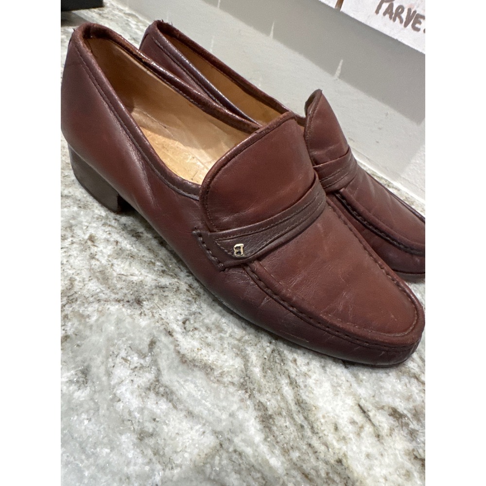 Vintage brown leather loafers from the Swiss luxury brand size 9 classic